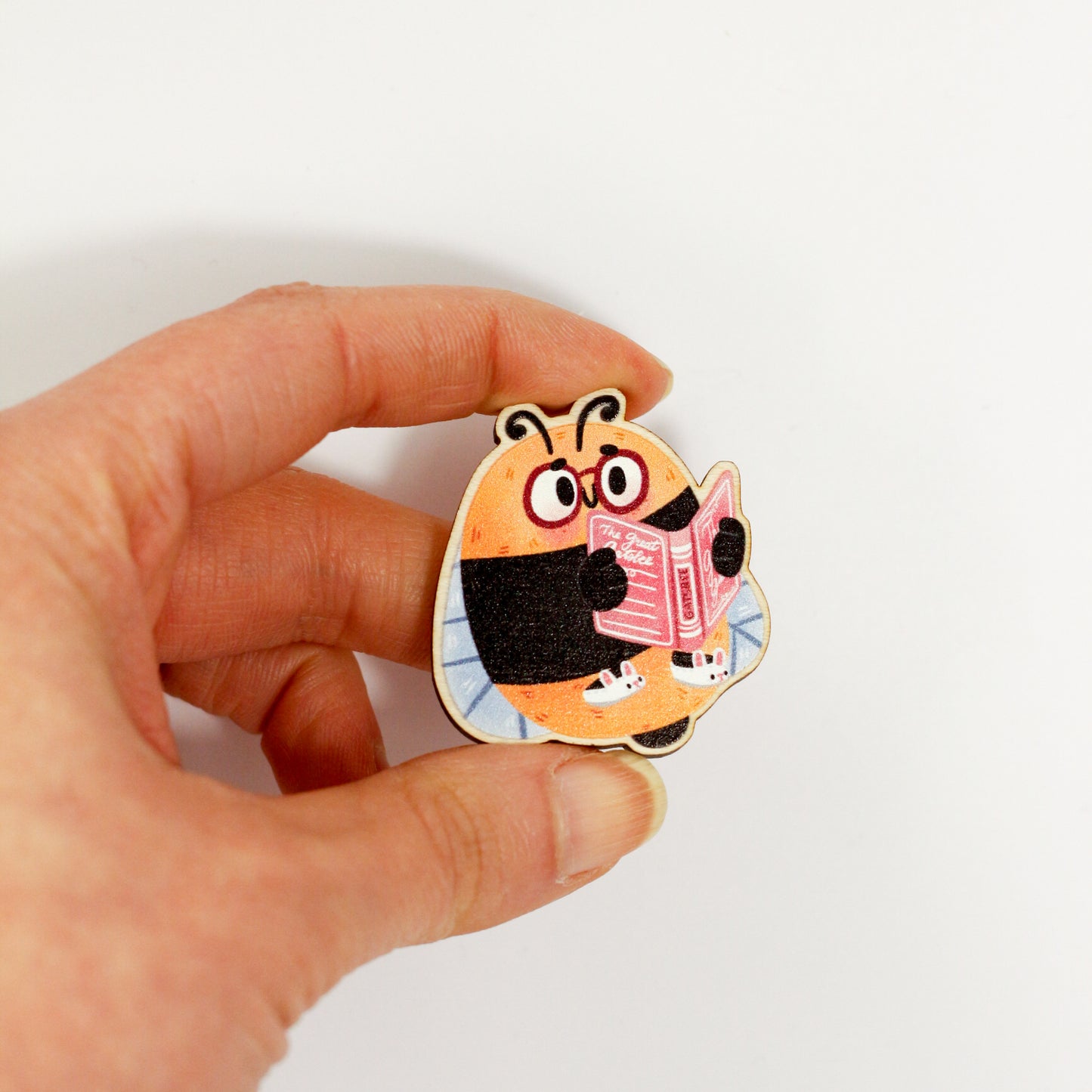 Pin's en bois Abeille qui lit - Cadeau pour les amateurs de livres