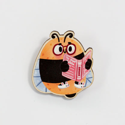 Pin's en bois Abeille qui lit -  Cadeau pour les amateurs de livres
