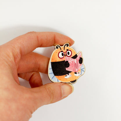 Pin's en bois Abeille qui lit -  Cadeau pour les amateurs de livres