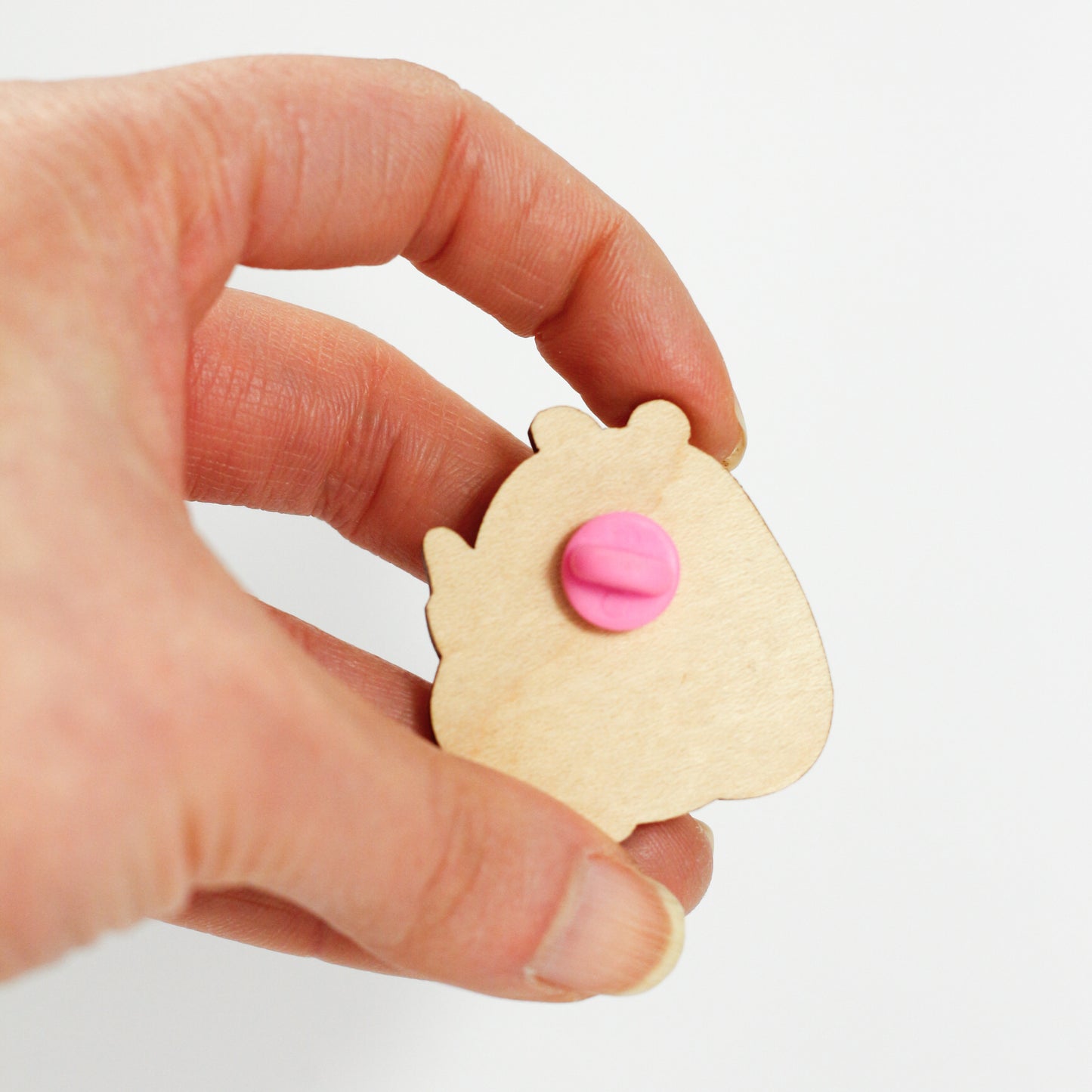 Pin's en bois Abeille qui lit -  Cadeau pour les amateurs de livres